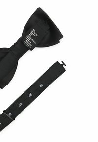 Noeud papillon en soie noire avec une surface texturée et une sangle ajustable comportant des marquages de taille allant de 43 à 46, indiqués sur une étiquette.