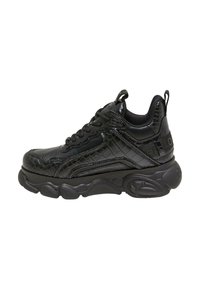 Scarpe da ginnastica nere con texture a coccodrillo, punta rotonda, suola spessa e imbottita, e un sistema di allacciatura prominente. Presentano un design a taglio basso.