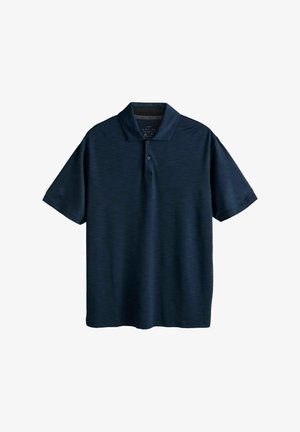 Tricou polo albastru marin, cu guler, mâneci scurte și fenta cu două nasturi. Confecționat dintr-un material ușor și texturat, cu dungi orizontale subtile.