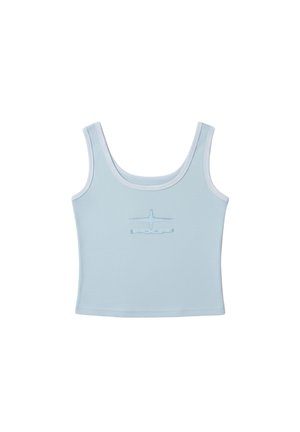 Lichtblauw tanktopje gemaakt van rekbare stof, met een ronde halslijn en geborduurd logodetail in het midden. Glad oppervlak zonder patronen.