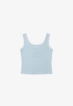 Débardeur bleu clair en tissu extensible, avec un col rond et un logo brodé au centre. Texture lisse sans motifs.