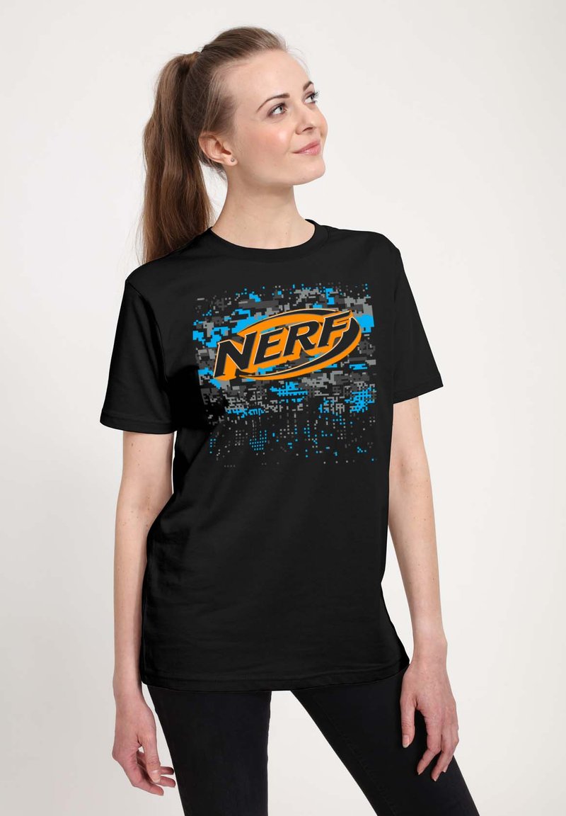 T-shirt nera con un vivace logo "NERF" blu e arancione, accompagnato da uno sfondo con un design pixelato in tonalità di blu e grigio.