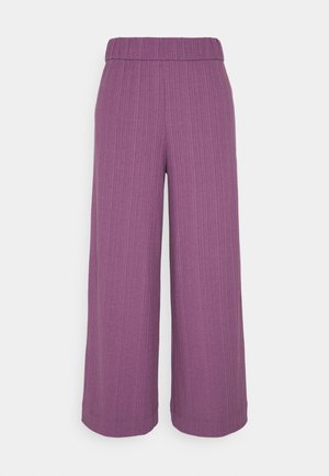 Pantalons amples violets avec un motif en ribbed texturé. Dotés d'une taille élastique pour le confort et d'une coupe lâche et fluide.