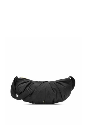 Czarna torebka na ramię w kształcie księżyca z regulowanym paskiem i małym złotym zamkiem błyskawicznym, prezentowana na białym tle.