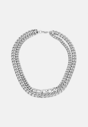 Colar de corrente prateada com dois elos grossos entrelaçados, com acabamento suave e fecho seguro.