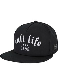 Sort snapback cap med hvid broderi, der læser "cali life" og "1996." Fremstillet af et holdbart stof med en flad skygge.