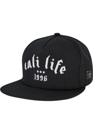 Svart snapback caps med hvit brodering som leser "cali life" og "1996." Laget av et slitesterkt stoff med en flat brem.