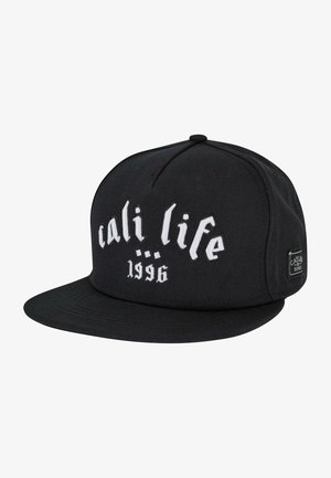 Musta snapback-lakki, jossa valkoinen brodeeraus, jossa lukee "cali life" ja "1996". Valmistettu tukevasta kankaasta, jossa on litteä lippa.