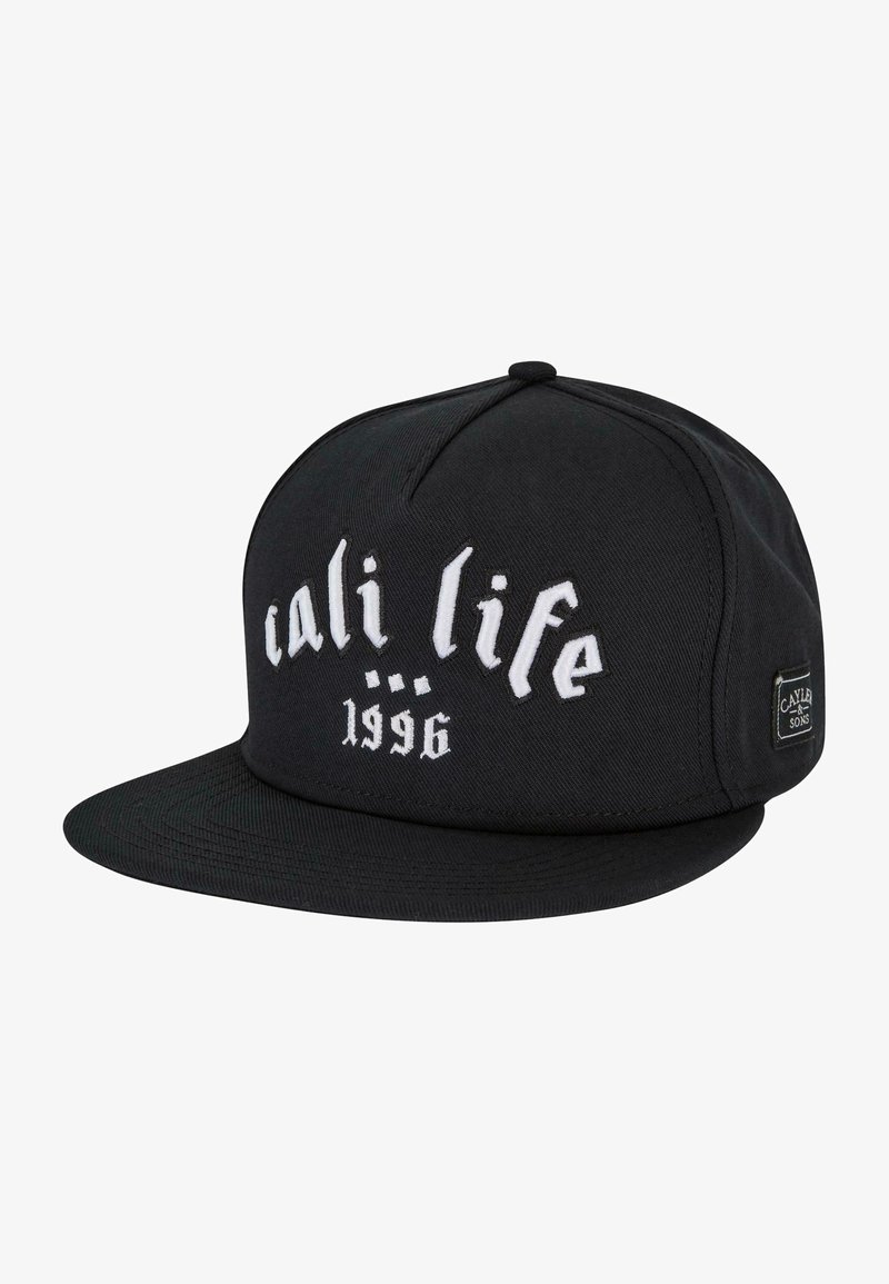Sort snapback cap med hvid broderi, der læser "cali life" og "1996." Fremstillet af et holdbart stof med en flad skygge.