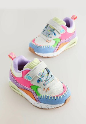 Färgglada sportskor med en blandning av vitt meshtyg, blå, rosa, gröna och orange detaljer. Velcro-rem och texturerad gummisula med sömnadsdetaljer.