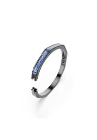 Brazalete de muñeca de metal negro con una fila de piedras preciosas azules a lo largo del borde superior, que muestra un diseño elegante con acentos angulares.