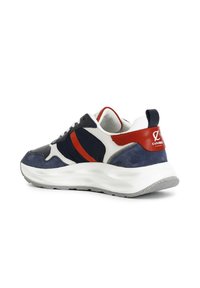 Tenisky s navy a bílým svrškem, červenými akcenty a texturovanou semišovou částí. Silná bílá podešev s texturovanou šedou spodní částí.