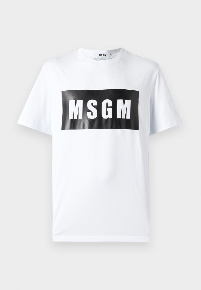 Hvid bomulds T-shirt med et stort sort rektangulært print med "MSGM" i fede hvide bogstaver. Korte ærmer og rund halsudskæring.