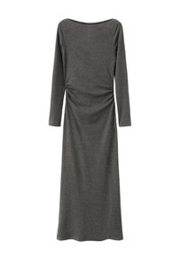 Langærmet, grå kjole lavet af blødt stof med rund halsudskæring og rynkedetalje på siden, der går ned til ankellængde.