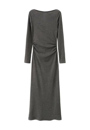 Grijze jurk met lange mouwen gemaakt van zachte stof, met een ronde halslijn en een geplooid detail aan de zijkant, tot aan de enkels reikend.