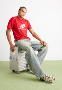 New Balance ESSENTIALS LOGO UNISEX - Nyomott mintás póló - team red