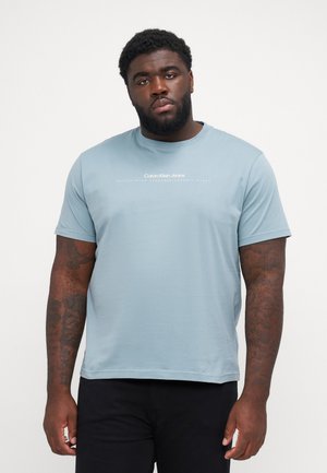PLUS MINIMAL LOGO TEE - T-shirt med print - lead