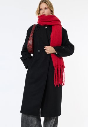 - Klasyczny płaszcz