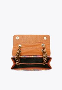 Pomarańczowa torba crossbody z chropowatym wykończeniem, złotymi łańcuchami oraz wewnętrzną kieszenią z materiałową podszewką bez widocznych wzorów.