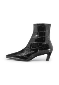 Stivale alla caviglia nero con punta appuntita, realizzato in pelle lucida con stampa rettile. Presenta un tacco sottile e corto e una superficie a trama testurizzata.