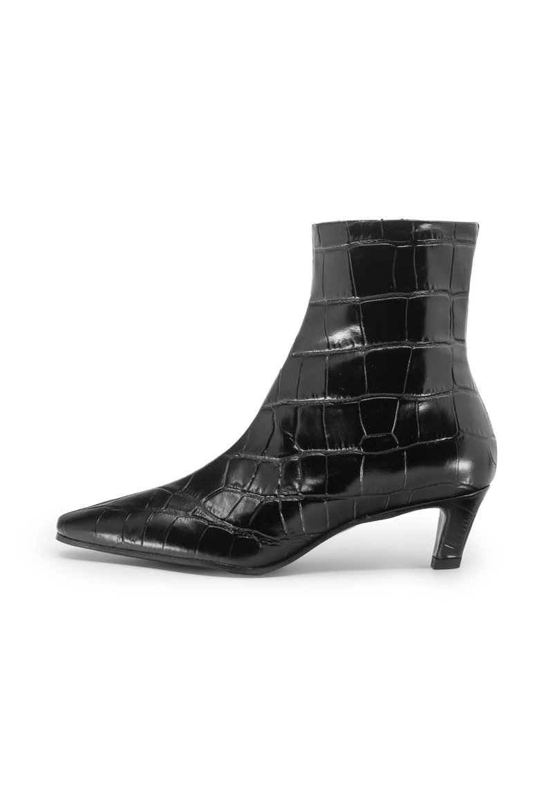 Stivale alla caviglia nero con punta appuntita, realizzato in pelle lucida con stampa rettile. Presenta un tacco sottile e corto e una superficie a trama testurizzata.