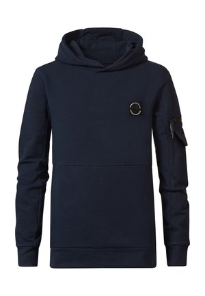 Granatowa bluza z kapturem wykonana z miękkiego materiału, z dużym kapturem, przednią kieszenią oraz kieszenią na rękawie zapinaną na zamek, ozdobioną okrągłą naszywką.