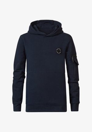 Granatowa bluza z kapturem wykonana z miękkiego materiału, z dużym kapturem, przednią kieszenią oraz kieszenią na rękawie zapinaną na zamek, ozdobioną okrągłą naszywką.