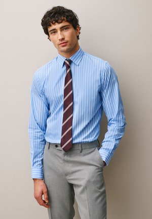 Next REGULAR FIT - SHIRT AND TIE SET  . - Hemd - blue stripe burgundy red