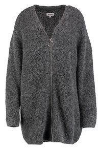 Grå, fluffig cardigan med V-hals, dragkedja framtill och oversized passform. Har en slingdetalj vid halsen och strukturerad tyg.
