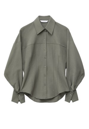Olijfgroene blouse met lange mouwen, knoopsluiting, wijde manchetten, puntige kraag, zichtbare naden en licht uitlopende zoom.
