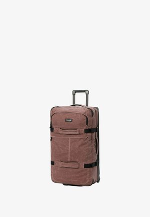 Stor brun rejsesuitcase med hjul og udtrækkeligt håndtag, flere lynlåslommer og sider- og frontbærere.