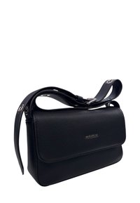 Borsa a tracolla nera in pelle con superficie testurizzata, forma rettangolare, chiusura a pattina e una lunga tracolla regolabile con dettagli metallici.