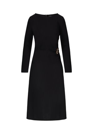 Zwart midi-jurk met lange mouwen, een ronde halslijn en een gouden gesp detail op de taille, aansluitende silhouette.