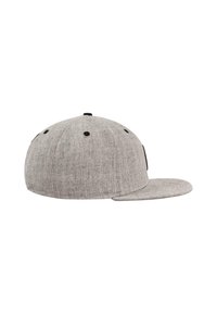 Grå kasket med flad skygge, lavet af tekstureret stof. Har sorte accenter og ventilationshuller, samt en broderet logo foran.
