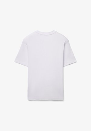 T-shirt blanc à manches courtes en coton doux. Présente un col rond classique et une coupe décontractée avec une texture lisse.