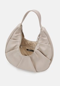 Beżowa, miękka torebka z zaokrąglonym kształtem, plisowanym wzorem i zamkiem błyskawicznym na górze. Posiada pojedynczą rączkę i małą kieszonkę wewnętrzną.