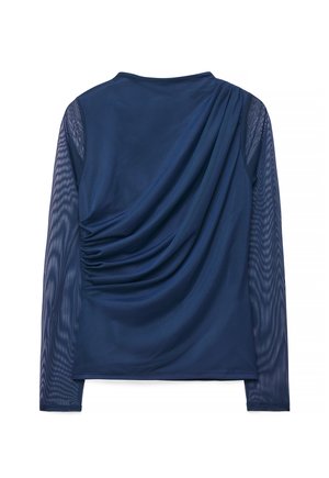 Mørkeblå langærmet top med gennemsigtige mesh-ærmer og rynket draperet stofdetalje på bagsiden.