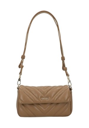 Borsa sintetica trapuntata color cuoio con patta a risvolto, tracolla regolabile e dettaglio logo metallico. Motivo a spina di pesce sul pannello anteriore.