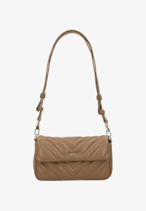 Bolso sintético acolchado de color canela con solapa plegable, correa ajustable y adorno metálico con el logo. Patrón de espiguilla en el panel frontal.