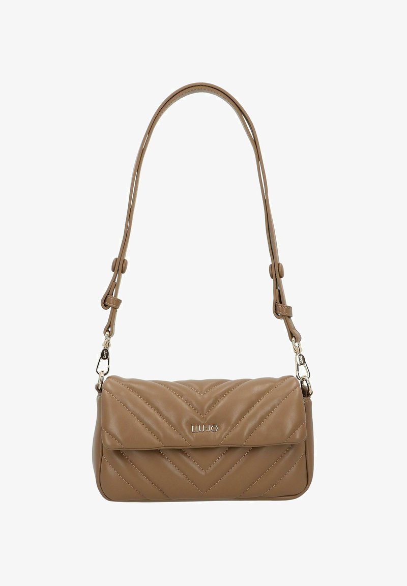 Sac à main synthétique matelassé couleur camel avec un rabat pliant, une bandoulière réglable et un accent métallique avec logo. Motif chevron sur le panneau avant.