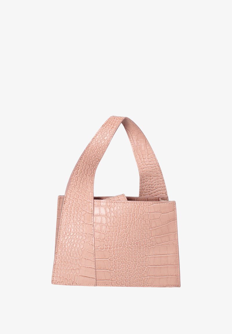 Crocodillen-embossed roze handtas met een gestructureerde vorm, korte handvatten en een gladde textuur, voorzien van een magnetische sluiting.