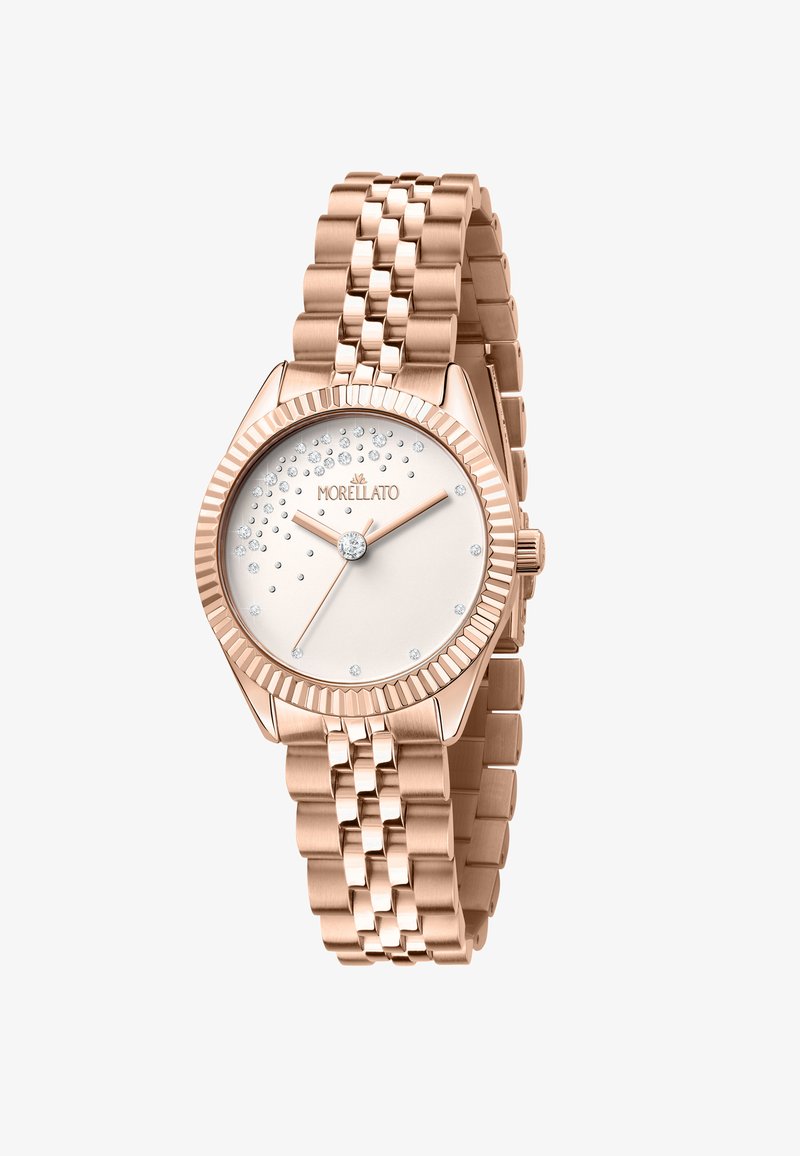 Orologio in oro rosa con cassa texturizzata, quadrante chiaro adornato con accenti di cristallo e bracciale a maglie. Lancette semplici e logo posizionato alle 12.