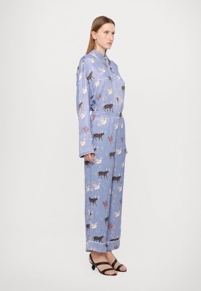 Set de pijamale albastre cu o textură netedă, având un model celest de unicorni și vaci. Include un top cu guler și pantaloni cu talie elastică.