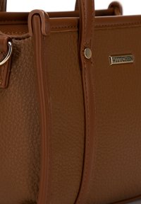 Borsa a mano in pelle marrone con finitura testurizzata, design strutturato, due manici superiori e un accentuazione in oro con il logo. Presenta cuciture in contrasto.