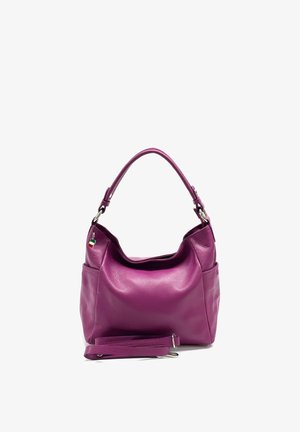 Lila Lederhandtasche mit einem Griff, Seitentaschen und einem abnehmbaren Schulterriemen, vorne auf weißem Hintergrund platziert.