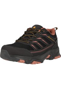 Schwarze Wanderschuhe mit einer stabilen Gummisohle, Netzpaneelen und orangefarbenen Akzenten. Verfügt über ein Schnürsystem und eine verstärkte Zehenkappe für Langlebigkeit.