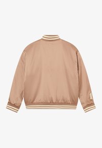 Veste bomber en satin beige avec col, poignets et bas côtelés rayés, petit logo sur le haut du dos et numéro "17" sur la manche droite.