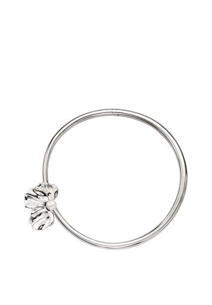 Sølvarmbånd med tekstureret blomstermotiv og en perle i midten. Elegant, rund form med poleret metalfinish.
