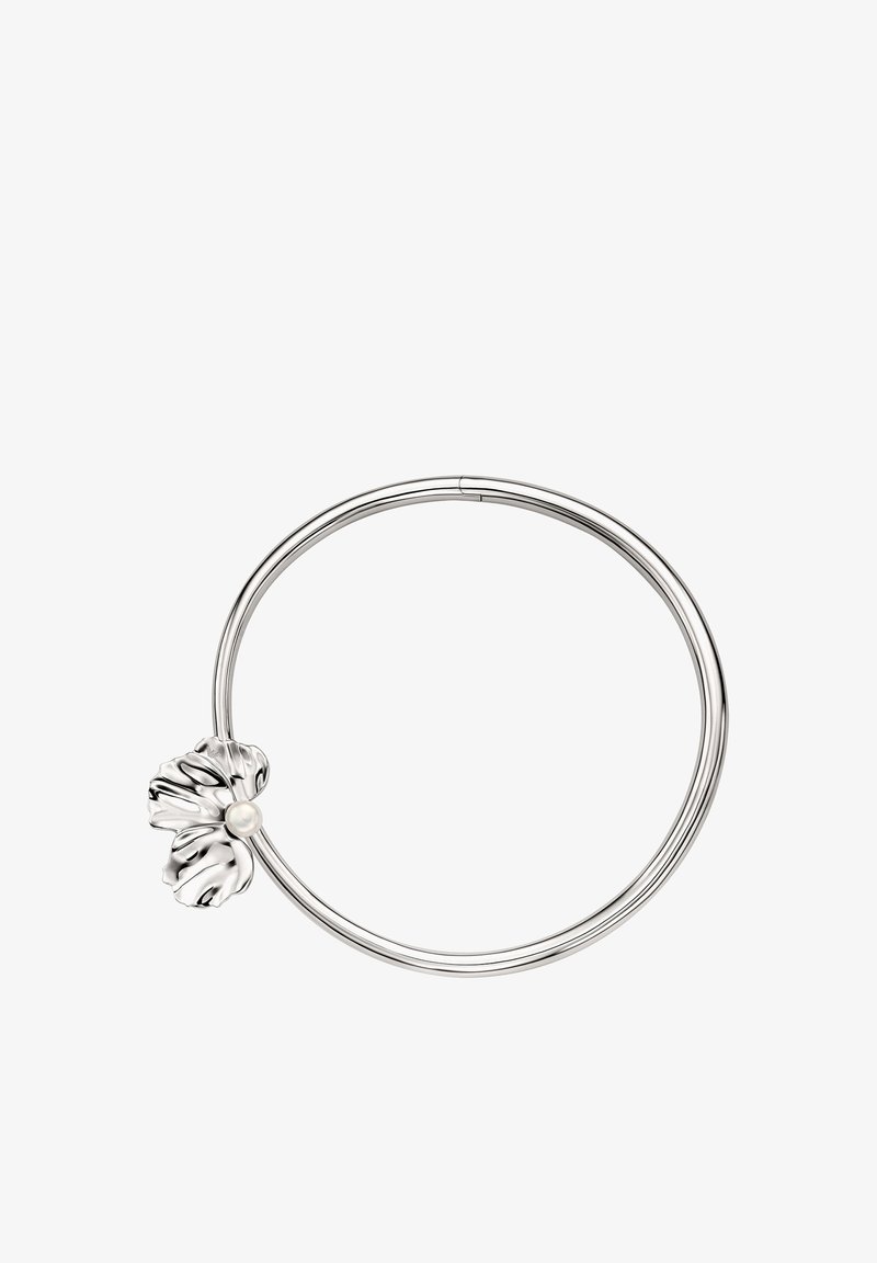 Sølvarmbånd med tekstureret blomstermotiv og en perle i midten. Elegant, rund form med poleret metalfinish.