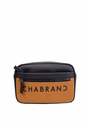 Pochette rectangulaire noire et marron avec fermeture éclair, arborant le logo "CHABRAND" en grandes lettres sur le devant. Texture lisse.